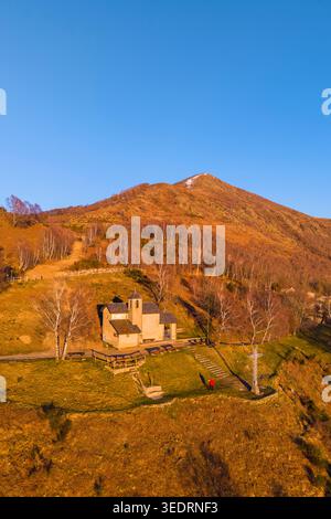 Aus der Vogelperspektive eines Sonnenuntergangs auf dem Comer See in der Kirche San Girolamo auf der Alpe Camaggiore. Vendrogno, Bellano, Provinz Lecco, Lombardei, Italien, Europa. Stockfoto