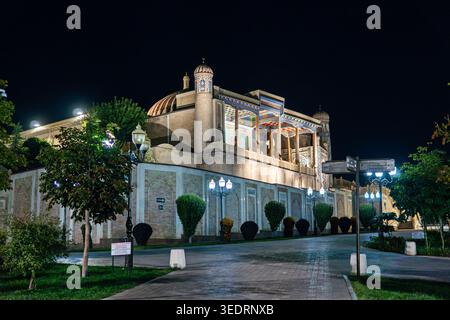 Islamische Karimov-Moschee bei Nacht in Samarkand, beleuchtetes weißes Marmorgebäude. Präsidentendenkmalkomplex. Stockfoto