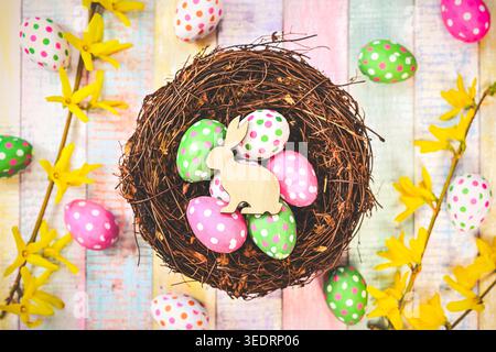 Osterhase in einem Osternest mit Ostereiern Stockfoto