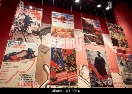 Propoganda-Plakate der sowjetischen kpch im Museum des Zweiten Weltkriegs danzig polen Stockfoto