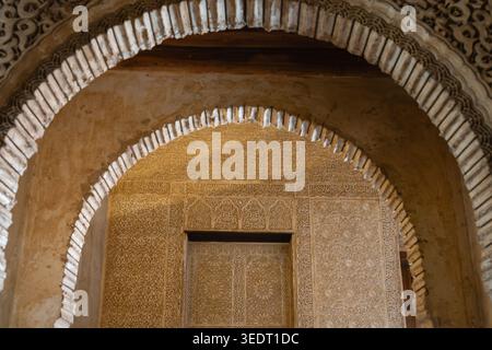 Mauerbögen und kunstvoll geschnitzte Mauer Stockfoto