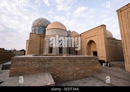 Shah-i-Zinda mittelalterliche islamische Architektur in Samarkand, Usbekistan. Östlicher Grabkomplex mit blauen Mausoleen. Zentralasiatischer monumentaler Auftrieb Stockfoto