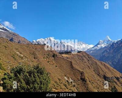 Majestätische Himalaya-Bergkette in Nepal mit schneebedeckten Gipfeln und felsiger Landschaft Stockfoto