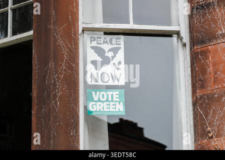 Glasgow, Großbritannien. Mai 2026. Ein Schild mit der Aufschrift „Vote Green“ wurde im Fenster angezeigt, als die Einheimischen ihre Stimmen bei den Wahlen in Schottland am 7. Mai 2026 abgaben. Im ganzen Land wurden Wahllokale für die Teilnahme der Wähler an den landesweiten Wahlen eröffnet. (Foto: Jacob Hughes/SIPA USA) Credit: SIPA USA/Alamy Live News Stockfoto