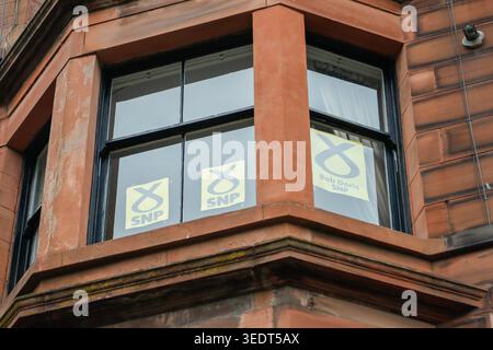 Glasgow, Großbritannien. Mai 2026. Schilder, die Unterstützung für die Scottish National Party (SNP) in Window zeigen, während die Einheimischen ihre Stimmen bei den Wahlen in Schottland am 7. Mai 2026 abgeben. Im ganzen Land wurden Wahllokale für die Teilnahme der Wähler an den landesweiten Wahlen eröffnet. (Foto: Jacob Hughes/SIPA USA) Credit: SIPA USA/Alamy Live News Stockfoto