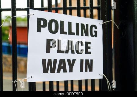 Glasgow, Großbritannien. Mai 2026. Die Einheimischen gaben ihre Stimmen bei den Wahlen in Schottland am 7. Mai 2026 ab. Im ganzen Land wurden Wahllokale für die Teilnahme der Wähler an den landesweiten Wahlen eröffnet. (Foto: Jacob Hughes/SIPA USA) Credit: SIPA USA/Alamy Live News Stockfoto