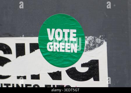 Glasgow, Großbritannien. Mai 2026. Aufkleber mit der Aufschrift „Vote Green“, während die Einheimischen ihre Stimmen bei den Wahlen in Schottland am 7. Mai 2026 abgaben. Im ganzen Land wurden Wahllokale für die Teilnahme der Wähler an den landesweiten Wahlen eröffnet. (Foto: Jacob Hughes/SIPA USA) Credit: SIPA USA/Alamy Live News Stockfoto