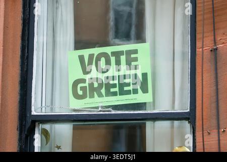 Glasgow, Großbritannien. Mai 2026. Ein Schild mit der Aufschrift „Vote Green“ wurde im Fenster angezeigt, als die Einheimischen ihre Stimmen bei den Wahlen in Schottland am 7. Mai 2026 abgaben. Im ganzen Land wurden Wahllokale für die Teilnahme der Wähler an den landesweiten Wahlen eröffnet. (Foto: Jacob Hughes/SIPA USA) Credit: SIPA USA/Alamy Live News Stockfoto
