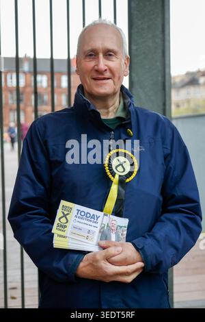 Glasgow, Großbritannien. Mai 2026. Vertreter der SNP vor einer Wahlstation, als die Einheimischen ihre Stimmzettel bei den Wahlen in Schottland am 7. Mai 2026 abgaben. Im ganzen Land wurden Wahllokale für die Teilnahme der Wähler an den landesweiten Wahlen eröffnet. (Foto: Jacob Hughes/SIPA USA) Credit: SIPA USA/Alamy Live News Stockfoto