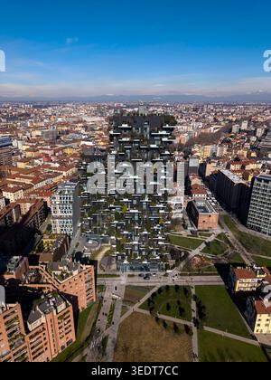 Aus der Vogelperspektive des Bosco Verticale in Mailand sehen Sie zwei Türme, die von üppigem Grün bedeckt sind. Der vertikale Wald verbindet Natur und Architektur und fördert so Nachhaltigkeit, Artenvielfalt und städtische Schönheit. Stockfoto