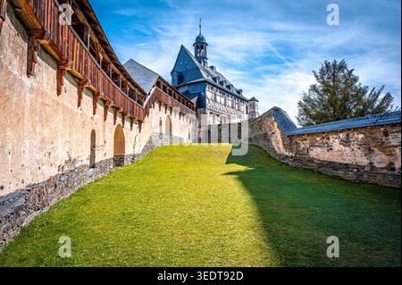 Besucher erkunden Schloss Burgk im Stadtteil Saale-Orla. Die Architektur zeigt die Geschichte des Gebäudes. Der Rasen und die Wände sind gut erhalten. Stockfoto