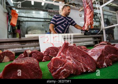 Tel Aviv, Israel - 17. Juni 2016: Rohfleischstücke werden mit dem Metzger auf dem Carmel Market ausgestellt, selektiver Fokus Stockfoto
