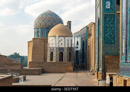 Shah-i-Zinda mittelalterliche islamische Architektur in Samarkand, Usbekistan. Östlicher Grabkomplex mit blauen Mausoleen. Zentralasiatischer monumentaler Auftrieb Stockfoto