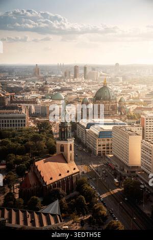 Berlin von oben mit dem Berliner Dom und der Marienkirche nahe dem Alexanderplatz und dem Potsdamer Platz im Hintergrund. Stockfoto