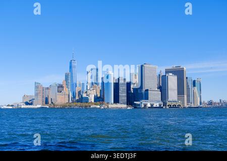 Skyline des Finanzviertels von Manhattan an einem klaren Tag von der anderen Seite des Wassers aus gesehen Stockfoto