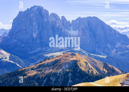 Zerklüftete Geisler-Gipfel ragen über Alpenkämmen, vom Gipfel Seceda aus gesehen, Dolomiten, Südtirol, Italien Stockfoto