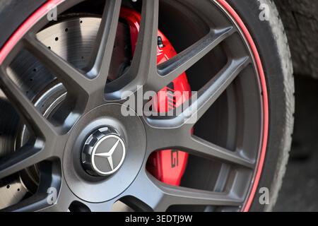 Minsk, Weißrussland - 17. März 2026: Vorderrad matt schwarz auf Mercedes-AMG G G 63 Edition 1 mit roten Bremssätteln und Bremsscheiben. Stockfoto