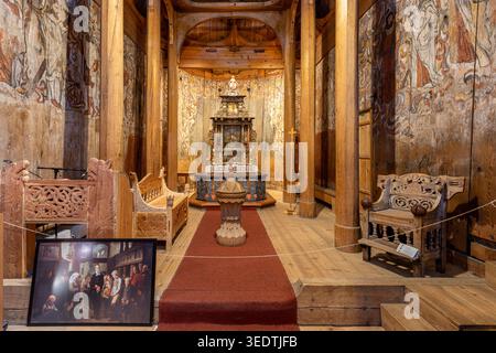 Altar (Chorraum) der Heddal Stavkirche in der Gemeinde Notodden, Norwegen, Fylke Telemark Stockfoto