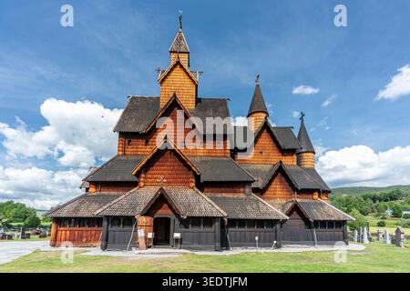 Heddal Stave Church in der Gemeinde Notodden an einem Sommertag, Norwegen, Fylke Telemark Stockfoto