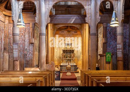 Altar (Chorraum) und Innenraum der Heddal Stavkirche in der Gemeinde Notodden, Norwegen, Fylke Telemark Stockfoto