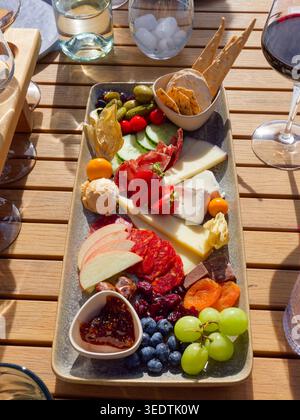 Gourmet Charcuterie Board mit handwerklichem Käse Stockfoto