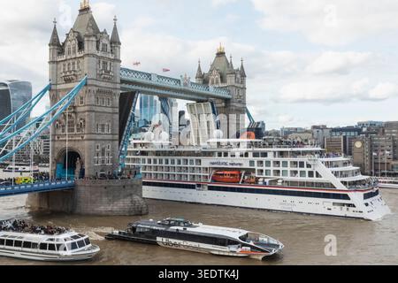 England, London, Luxus-Kreuzfahrtschiff, Das Durch Die Tower Bridge Fährt Stockfoto