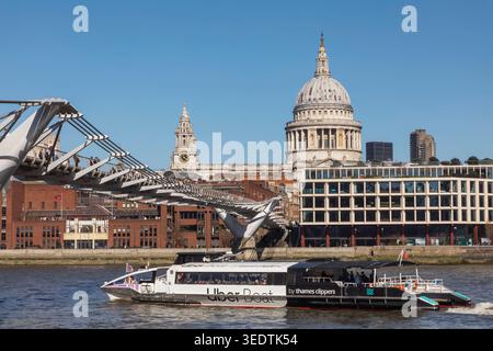England, London, Themse mit Millenium Bridge und St. Pauls Cathedral und Uber Boot Stockfoto