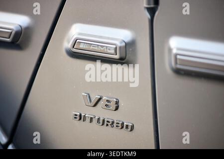 Minsk, Weißrussland - 17. März 2026: Mercedes-AMG G 63 Edition 1 verfügt über eine 4,0-l-V8-Biturbo-Verzierung. Seitliche Kotflügelabzeichen des V8-BITURBO-Emblems und des AMG Stockfoto