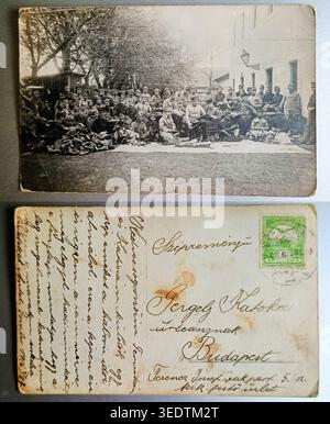 Die ursprüngliche „Real Photo Postcard“ (RPPC) aus der Zeit des Ersten Weltkriegs zeigt eine große Gruppe österreichisch-ungarischer Soldaten in Felduniformen. Die Soldaten werden in einer entspannten Haltung gefangen genommen, einige liegen auf dem Boden vor. Auf der Rückseite ist eine handschriftliche Nachricht in Ungarisch zu sehen, die am 27. Mai 1916 von Sombor (Zombor) von einem Soldaten namens Antal an eine Adresse in Budapest geschickt wurde. Enthält einen grünen 5-Stempel und ein klares militärisches/postalisches Abstempelzeichen. Ein bedeutendes Stück militärischer Geschichte im Zusammenhang mit der Sombor-Garnison während des Ersten Weltkriegs. Stockfoto