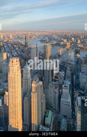 Luftbild der Wolkenkratzer und der Ufergegend des Finanzdistrikts von Lower Manhattan, New York City Stockfoto