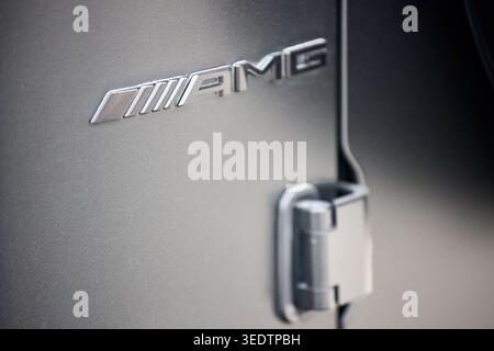 Minsk, Weißrussland - 17. März 2026: Mercedes-AMG G 63 Edition 1 verfügt über eine 4,0-l-V8-Biturbo-Verzierung. Selective Focus Äußeres silbernes AMG Emblem und teppich Stockfoto