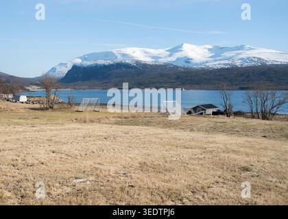 LOFOTEN, NORWEGEN - 16. APRIL: Ein Amateurfußballfeld am 16. April 2026 in der Nähe von Evenest, Norwegen. Stockfoto