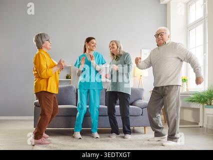 Krankenschwester Und Gruppe Von Älteren Patienten Tanzen Und Spaß Haben In Pflegeheimen Stockfoto