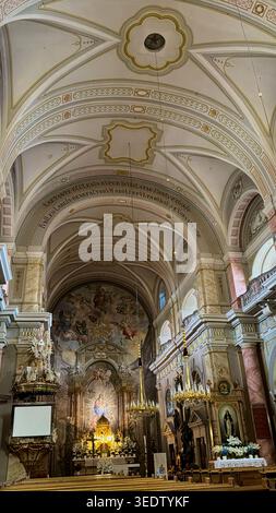 Breite Innenansicht der Heiligen-Drei-Einigkeit-Katholischen Kirche in Sibiu, die das Langhaus, den Altar, architektonische Details und barocke Dekoration zeigt. Stockfoto