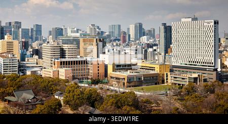 Panoramablick auf die Stadt Osaka von der obersten Ebene des Osaka Castle Main Donjon. Osaka, Japan. Stockfoto