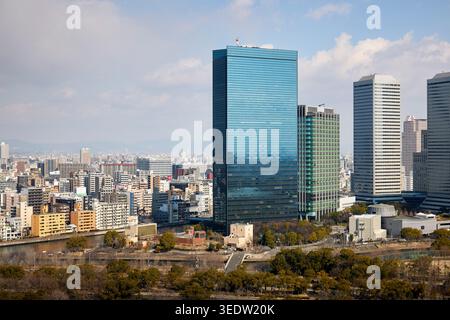 Blick auf die Stadt Osaka und die modernen Hochhäuser im Osaka Business Park (OBP) von der obersten Ebene des Osaka Castle Main Donjon. Osaka, Japan. Stockfoto