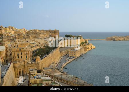Sandsteinarchitektur der Lower Barrakaa Gardens und Quarry Wharf in Valletta, Malta. Stockfoto