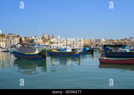 Blick auf die traditionellen maltesischen Luzzu-Boote im Hafen von Marsaxlokk auf Malta. Stockfoto