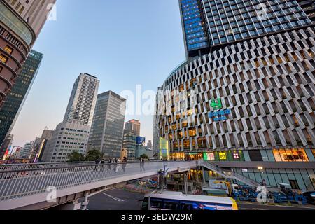 Moderne Gebäude in Umeda, einem großen Handels-, Geschäfts- und Einkaufsviertel in Osaka, Japan, beleuchtet bei Dämmerung. Stockfoto
