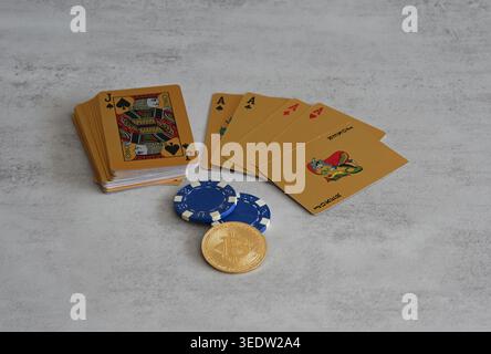 Bitcoin-Münze, Stapel blauer Casino-Chips und Spielkarten Stockfoto