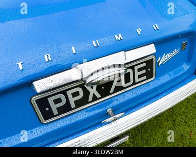 Nahaufnahme des Heckdeckels und Chromdetails eines klassischen blauen Triumph 2000 mk1 Vitesse mit Regentropfen Stockfoto