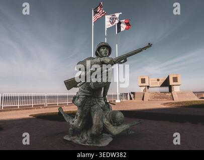 Gedenkstätte für den Amerikanischen Krieg am Omaha Beach in der Normandie, Frankreich, mit Fahnen, die hoch fliegen Stockfoto