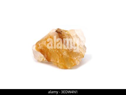 Rohe Zitrin, gelbe Quarzsorte, auf weißem Hintergrund. Es wird als Edelstein aus Jahrhunderten verwendet. Stockfoto