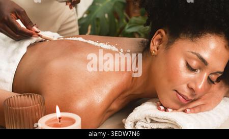 Entspannende Spa-Körperpeeling-Behandlung Für Frauen, Die Wellness-Massage Und Selbstpflegemoment Genießen Stockfoto