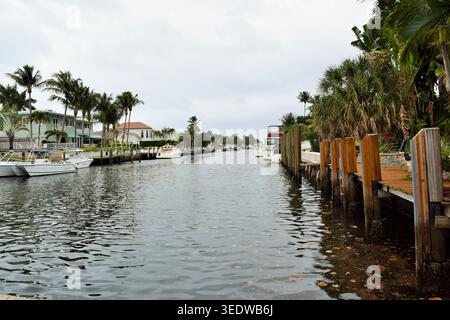 Boca Raton Beach und Boote entlang des Residential Canal in Deerfield Beach, Florida Stockfoto