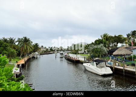 Boca Raton Beach und Boote entlang des Residential Canal in Deerfield Beach, Florida Stockfoto