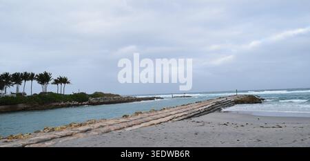 Boca Raton Beach und Boote entlang des Residential Canal in Deerfield Beach, Florida Stockfoto