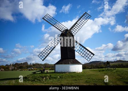 Pitstone Windmill fotografiert an einem hellen Tag im Frühling, umgeben von offenen Feldern unter einem blauen Himmel mit großen flauschigen Wolken Stockfoto