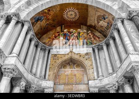 Lünette mit Mosaik in der Markuskirche in Venedig, Italien, zeigt eine östliche und westliche Verschmelzung. Stockfoto