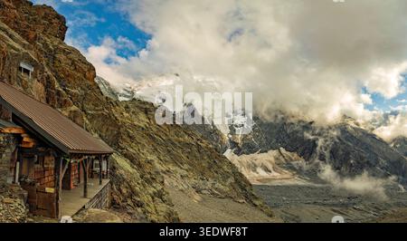 Refuge de Plan Glacier, Frankreich - 10.09.2025: Eine atemberaubende Panoramalandschaft der Refuge de Plan Glacier... Stockfoto